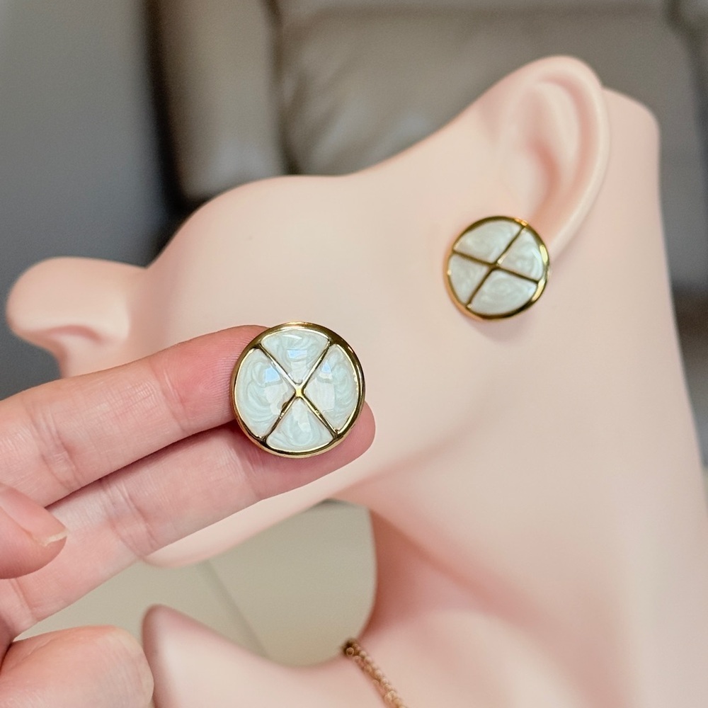 ⚜️ Gold Tone Mother-of-Pearl Round Stud Earrings - White - Picture 4 of 10